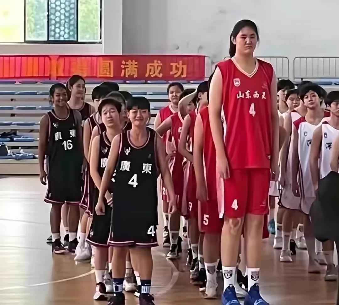 張子宇扣籃視頻（未來世界女籃中鋒霸主，鄭海霞、韓旭、坎貝奇身高都在她肩膀下方）