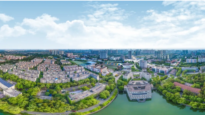 成都这所高校“火了”！食宿配置豪华，拥有绝美风光，学生幸福感爆棚！