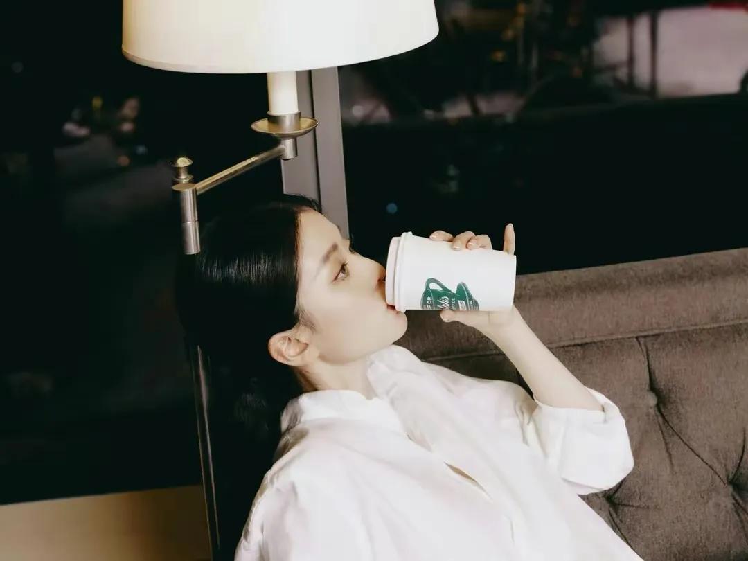 乔欣白衬衫牛仔裤的慵懒随意穿搭