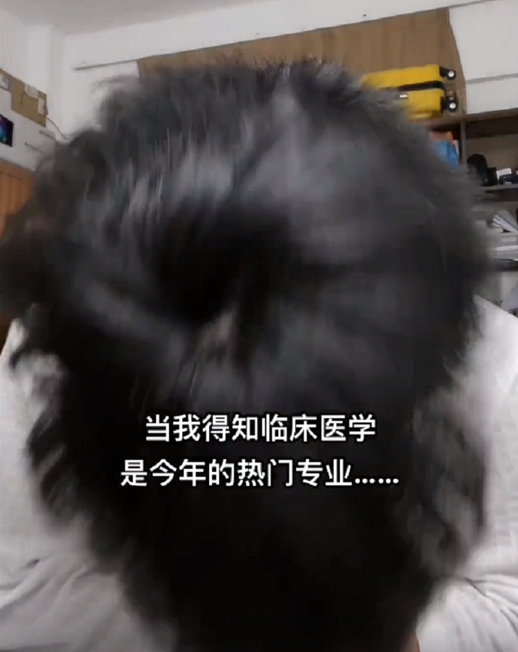 医学生用一个简单的动作，成功劝退高考学子，看完你还想学医吗