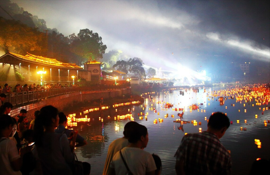 忌站河边老人们常讲"七月半,鬼乱窜,没事别往