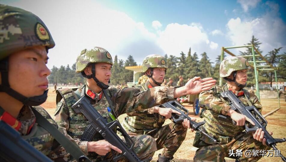 肩章和标志服饰(武警部队组建，与解放军部队不同，为何长期使用红色肩章？)