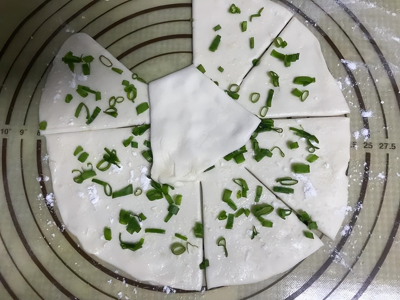 图片[9]-【葱花饼】做法步骤图  酥香层又多 凉了也不硬-起舞食谱网