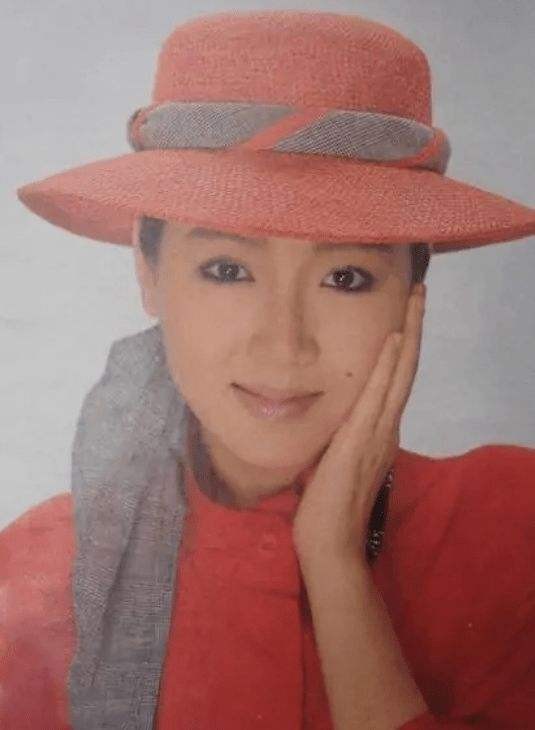 恬妞：有两段刻骨铭心的爱，今64岁仍然单身，35岁女儿成她烦恼