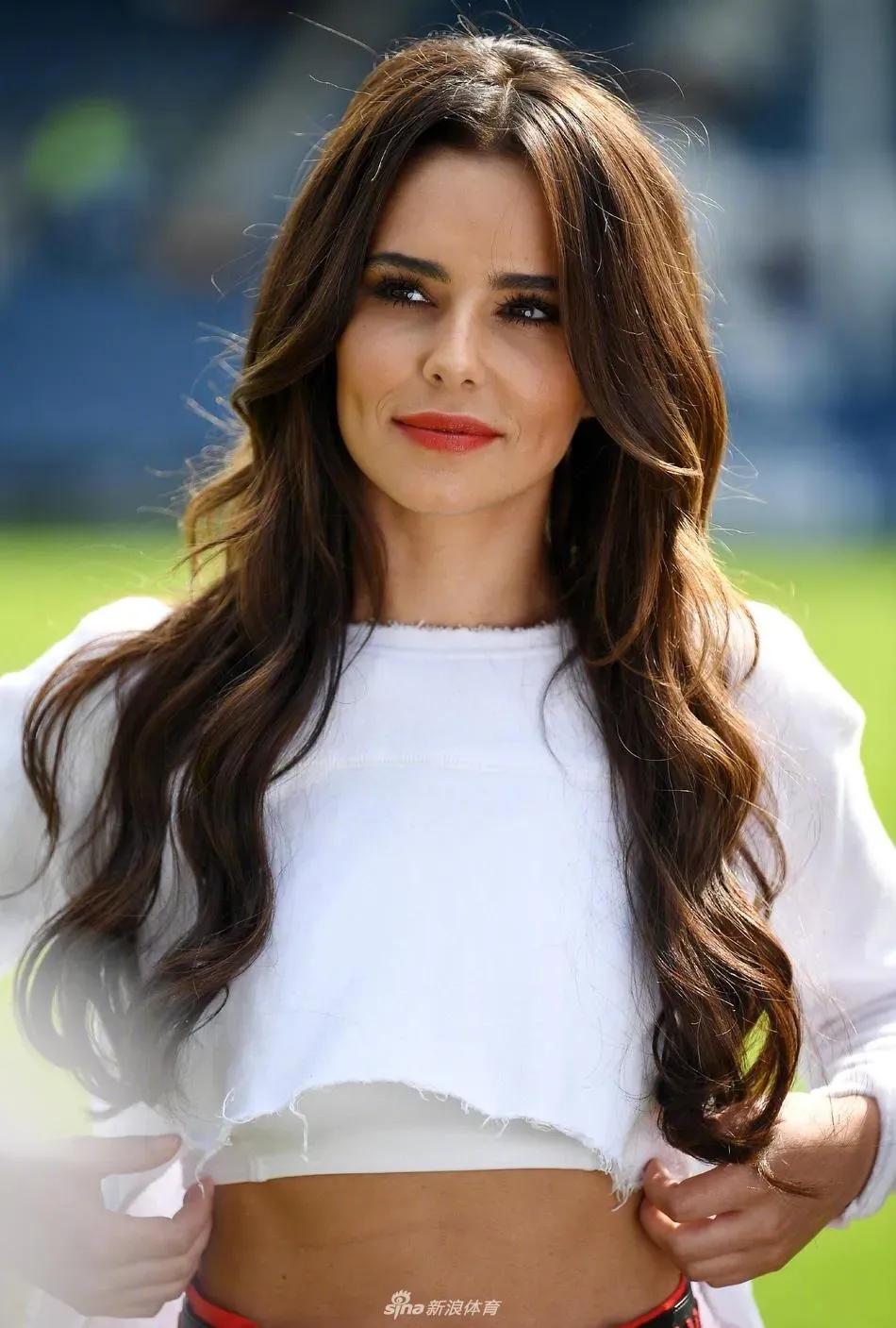 足球情侣头像一对两张（世界足坛野兽和美女的结合，一树梨花压海棠）