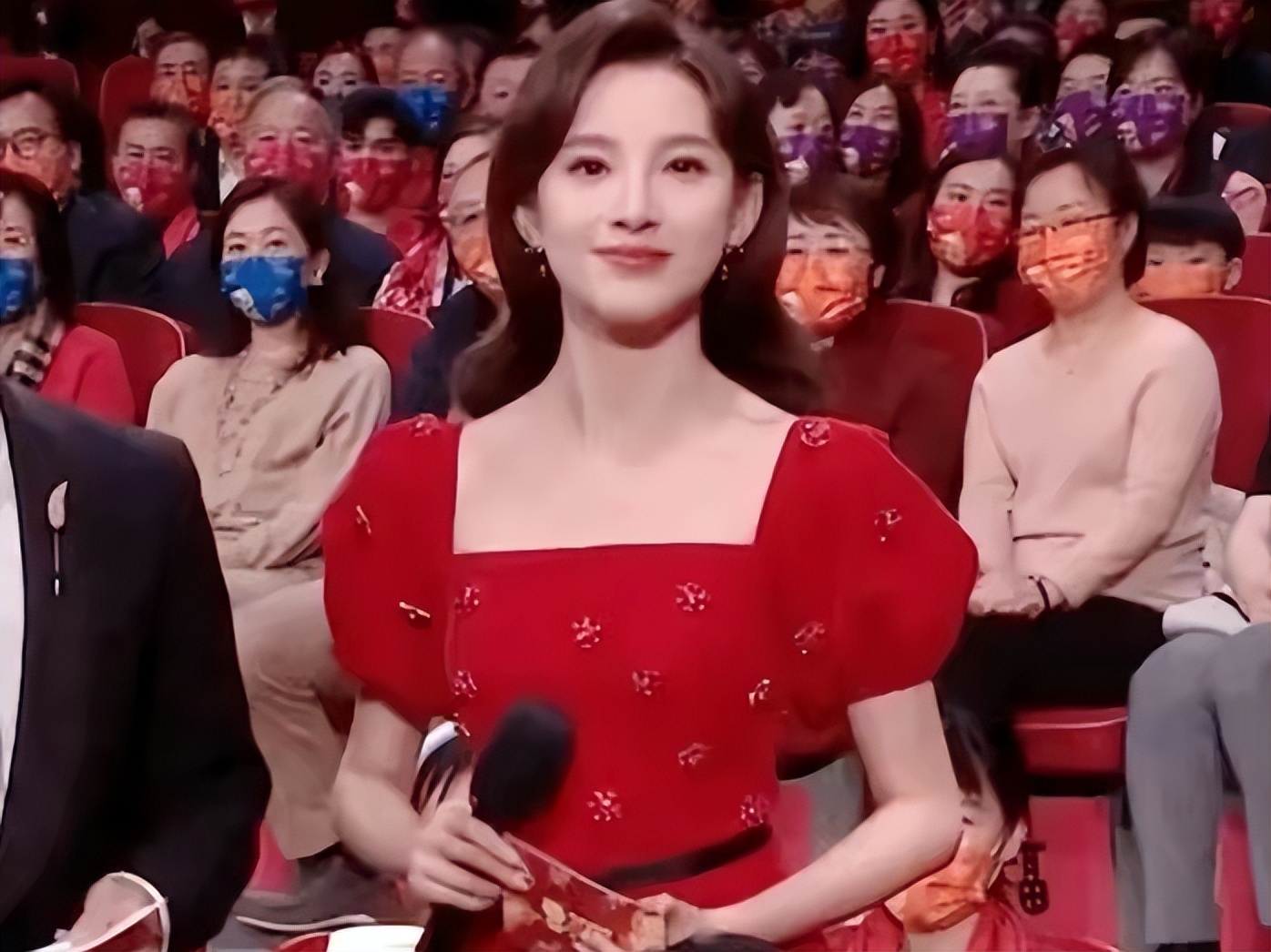 天下足球马凡舒（央视美女主持现身世界杯！身材苗条颜值吸睛，拒绝粉丝合影引热议）