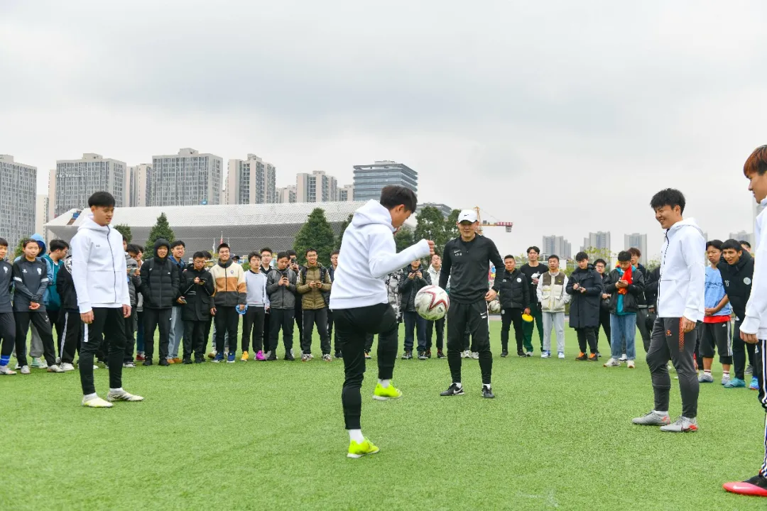 “中国太阳”来了！足球名将孙继海成为重庆大学足球队荣誉总教练