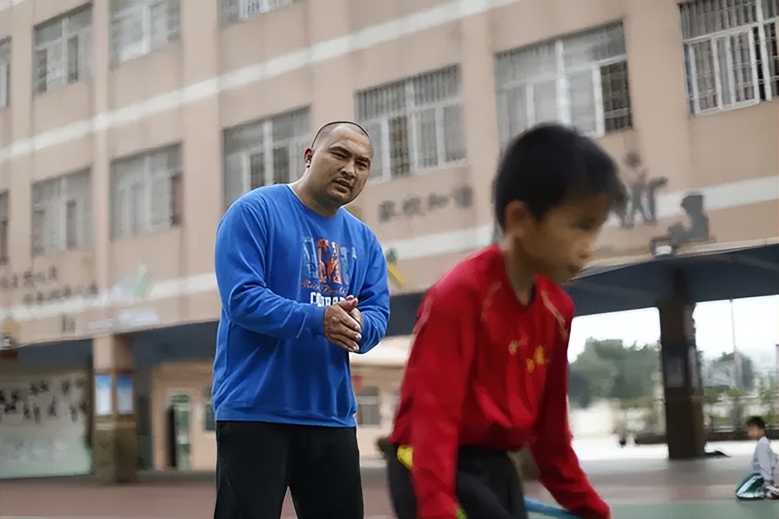 全世界跳绳比赛(15岁光速少年岑小林：30秒跳绳228次，轻松打败日本冠军选手)