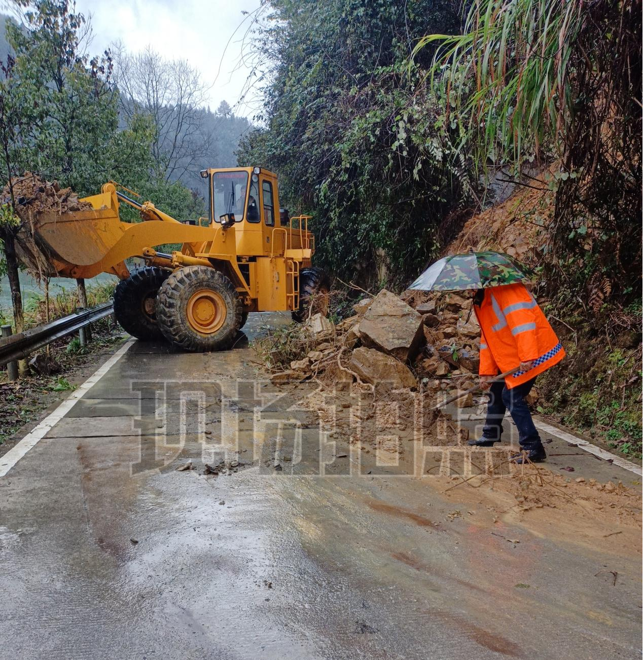 洞口县公路建设养护中心全力做好雨雪冰冻天气道路保畅工作