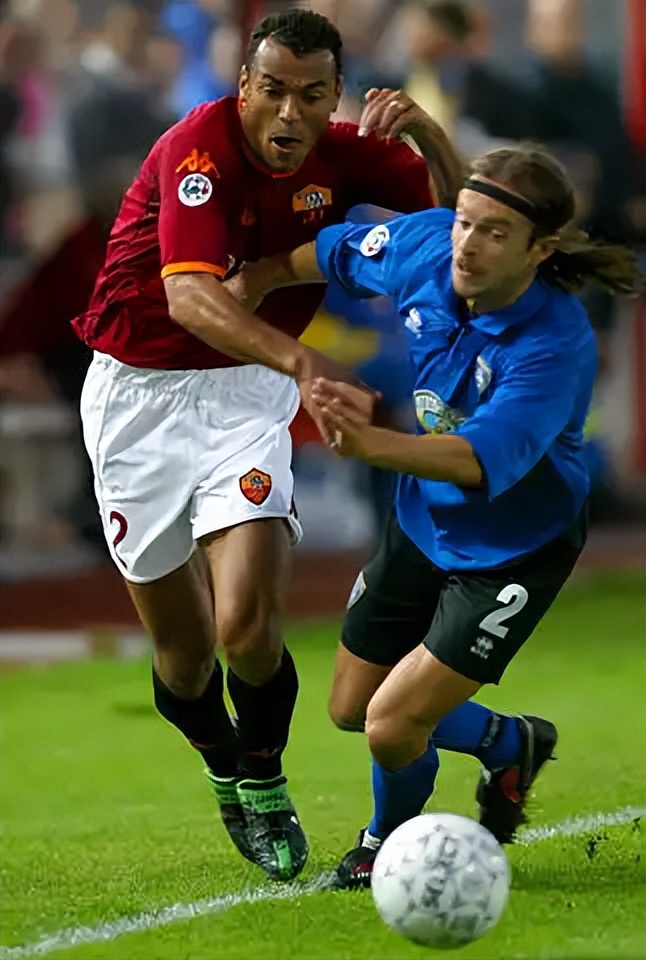 世界足坛现役最好的右后卫(足坛历史上最好的右后卫——卡福)