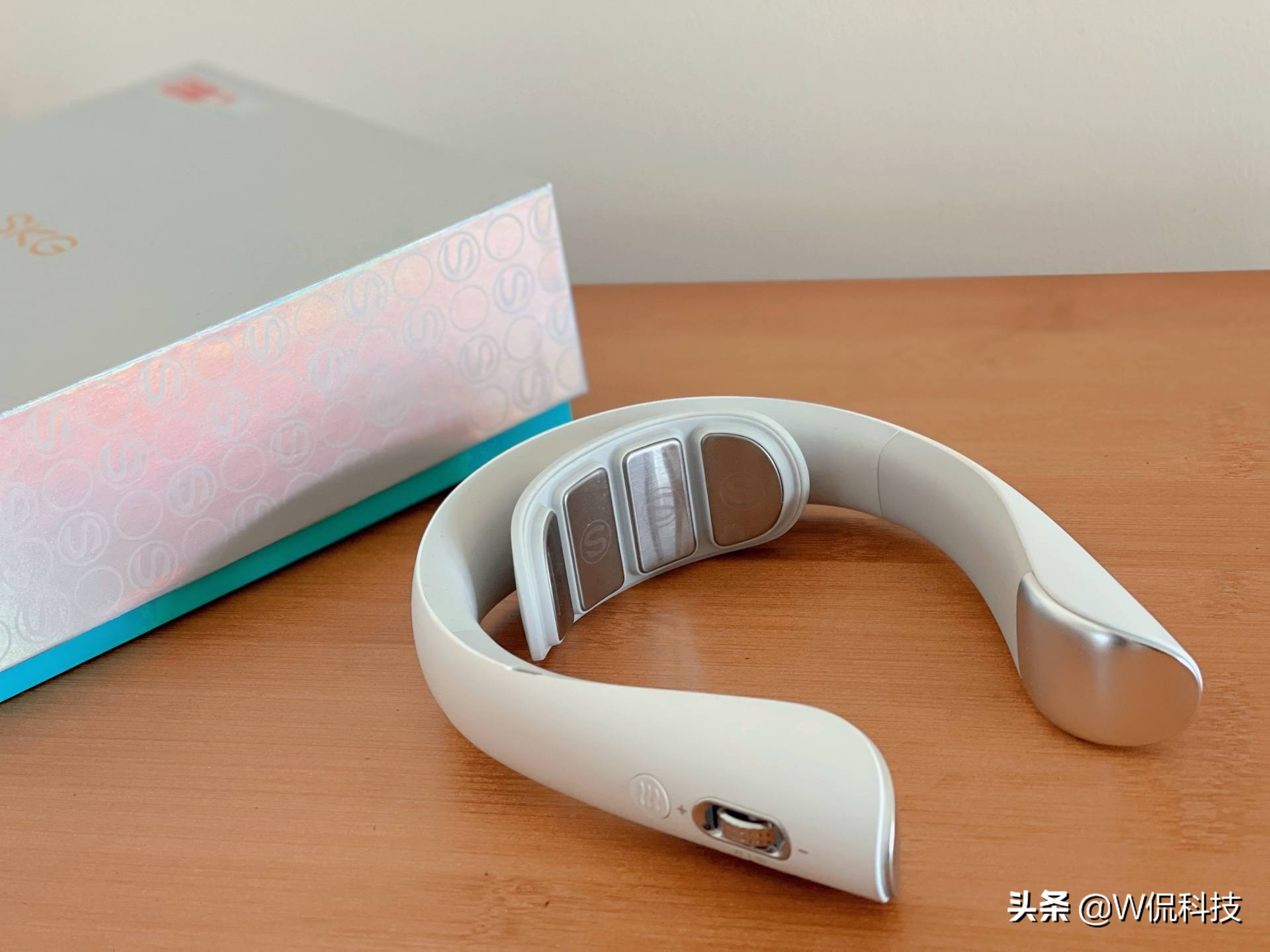 颈部按摩器是智商税？王一博和肖战分别代言，SKG ＆倍轻松横评