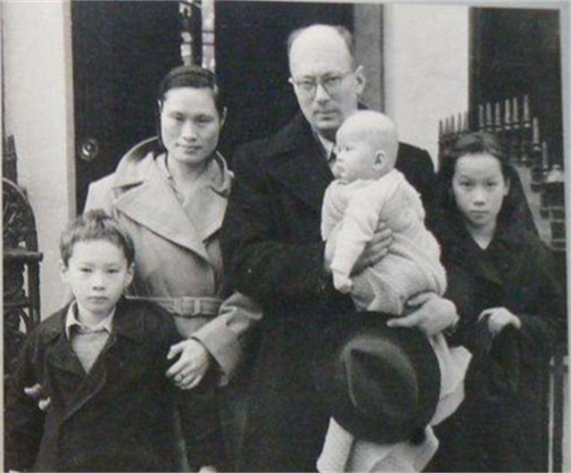 他帮中国抗战，娶中国女学生，回国时，毛主席：给三千美金作路费