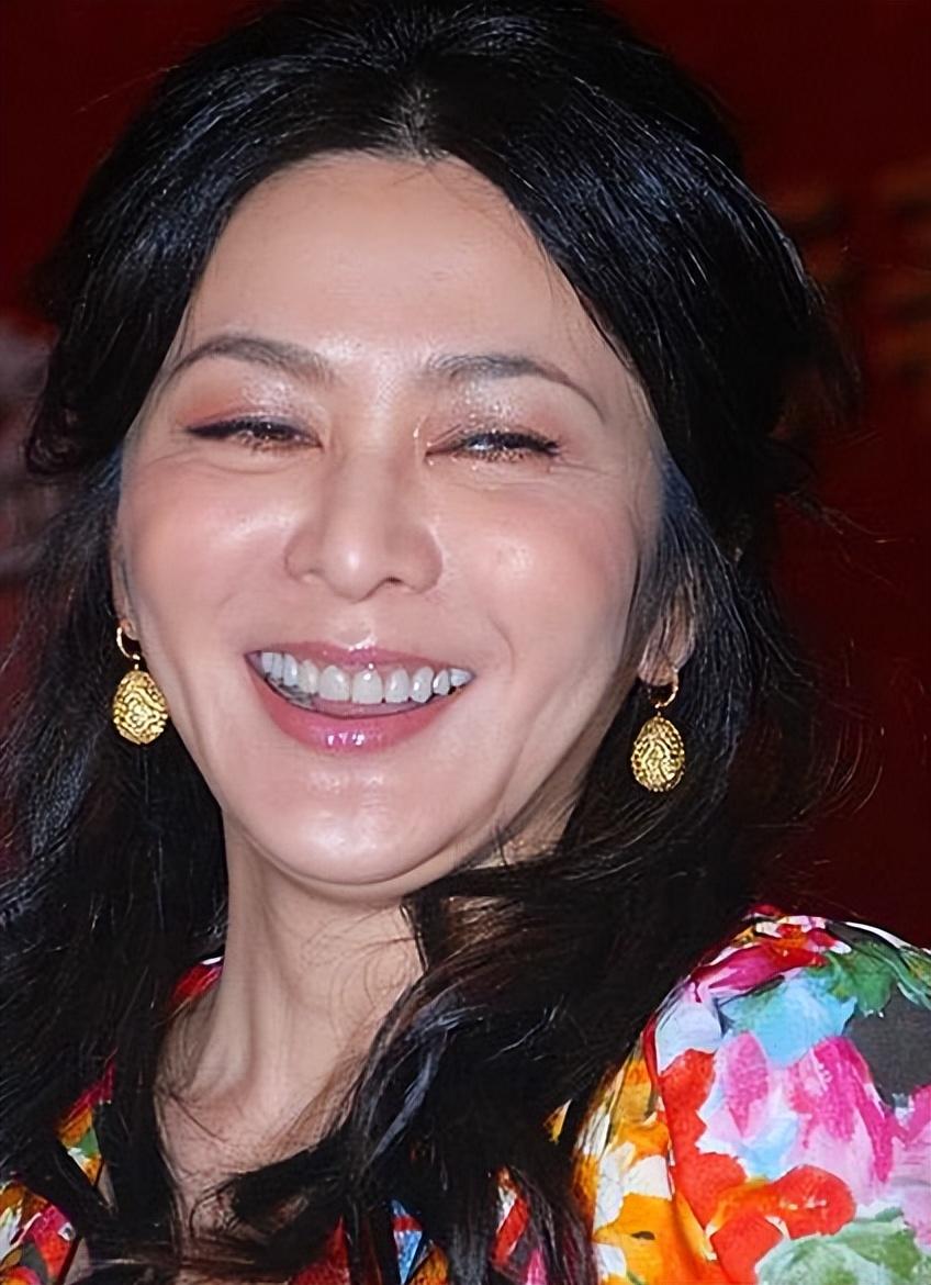 年轻时肤白貌美,中年却"满脸横肉",岁月果然是把"杀猪刀"