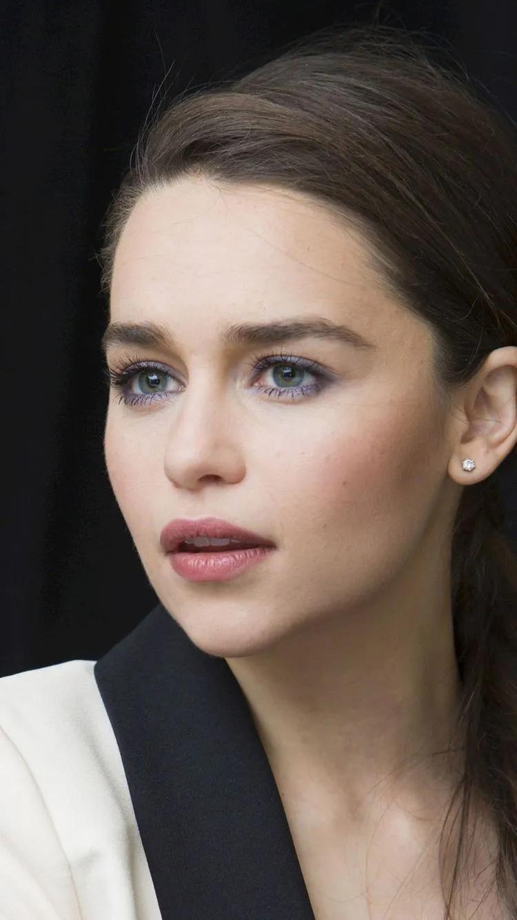 她曾因裸戏而崩溃大哭，也是让无数人喜爱的艾米莉亚•克拉克