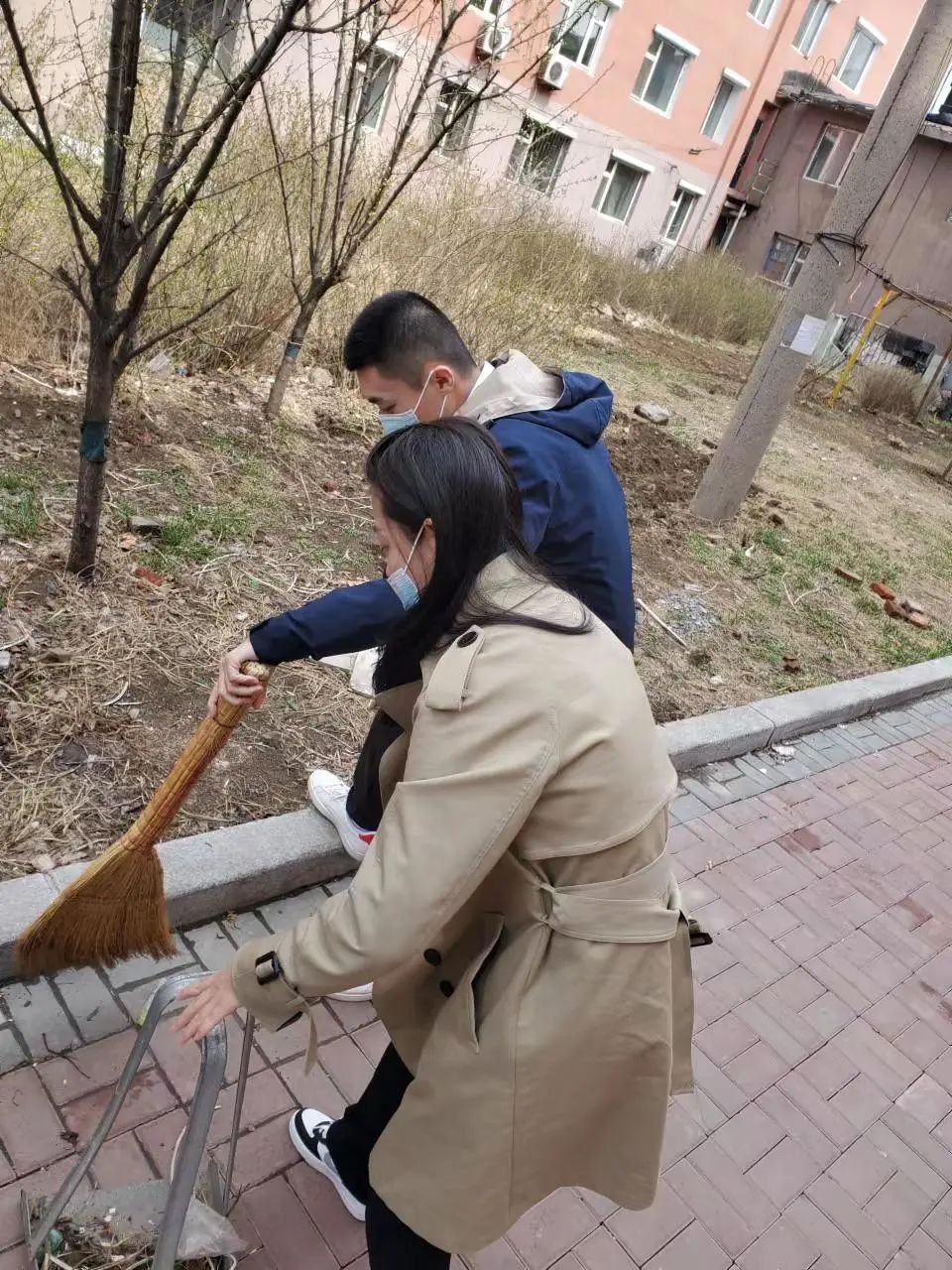 共驻共建共创城——辉南县人民法院深入社区开展卫生志愿服务