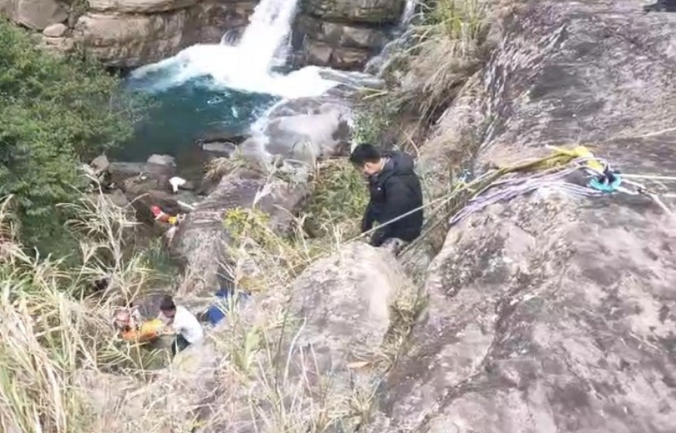 ����ӵ�����㷢�����⣬��λ������Ա׹���������ڷ�����������