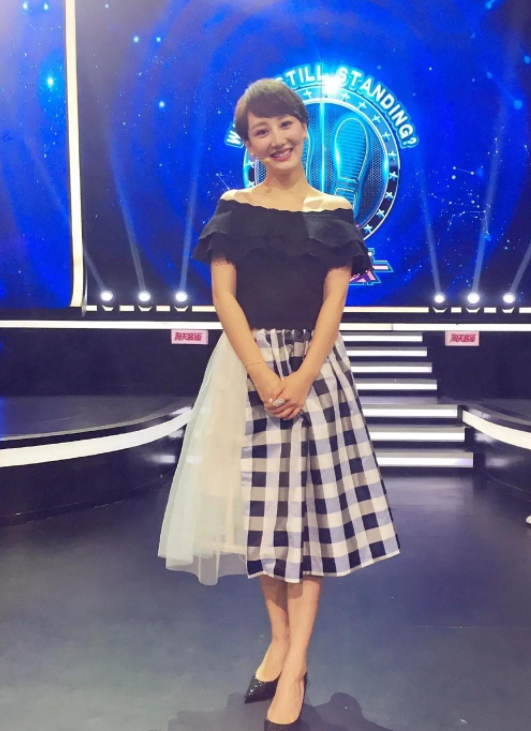 台上是主持人，台下已是10年夫妻，俩人很恩爱，一家四口颜值高