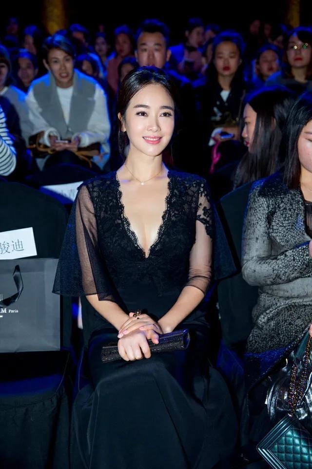 左小青太风情万种了,身材火辣,气质迷人,是多少男人的梦中情人