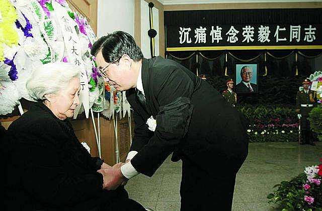 2005年，儿子携父亲荣毅仁骨灰回无锡老家，来悼念的人流持续5日