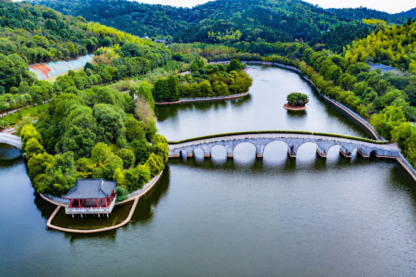 小说《红楼梦》里有座大观园