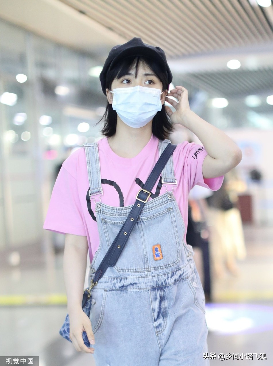 沈月戴贝雷帽现身机场 穿粉色T恤搭背带裤青春靓丽