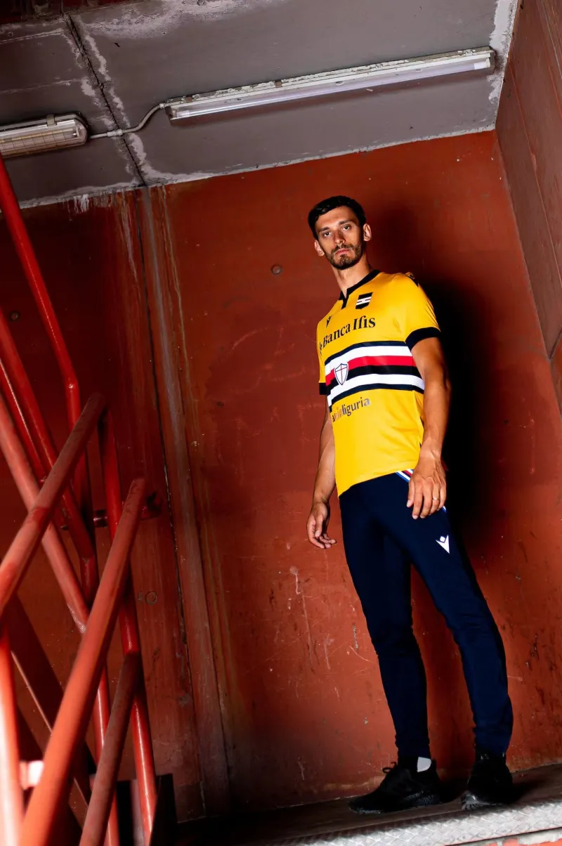 足球球服穿什么样的好（选球衣别老盯着豪门，小球会也有不少宝藏款式？）