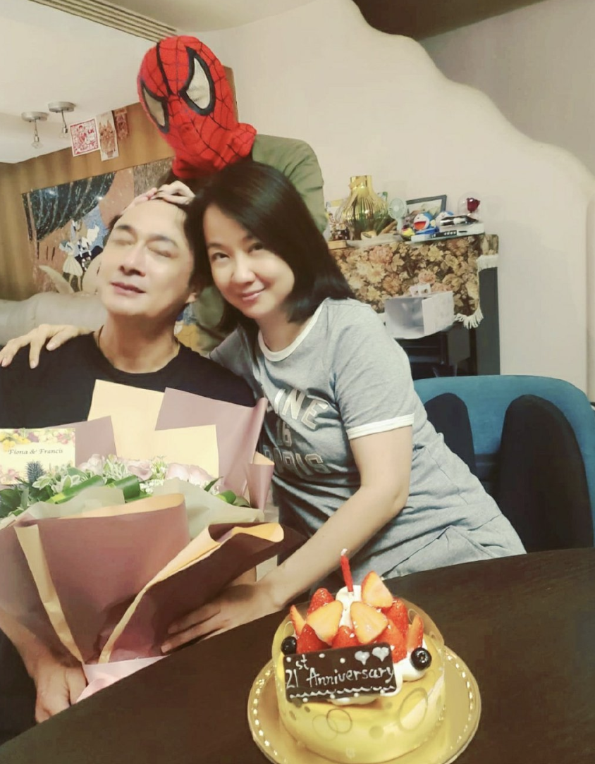 60岁吴镇宇庆祝21周年结婚纪念日，费曼晒全家福，妈妈罕见出镜