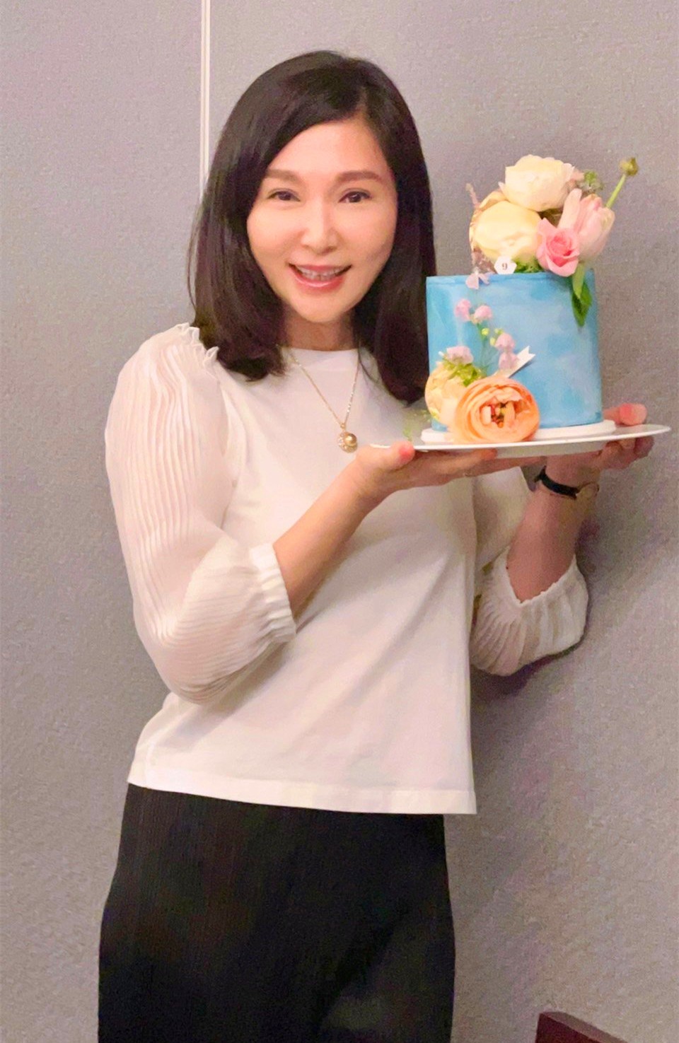 因为出演过《木棉花的春天》而成功加入"苦情队"的叶全真,年轻时秀丽