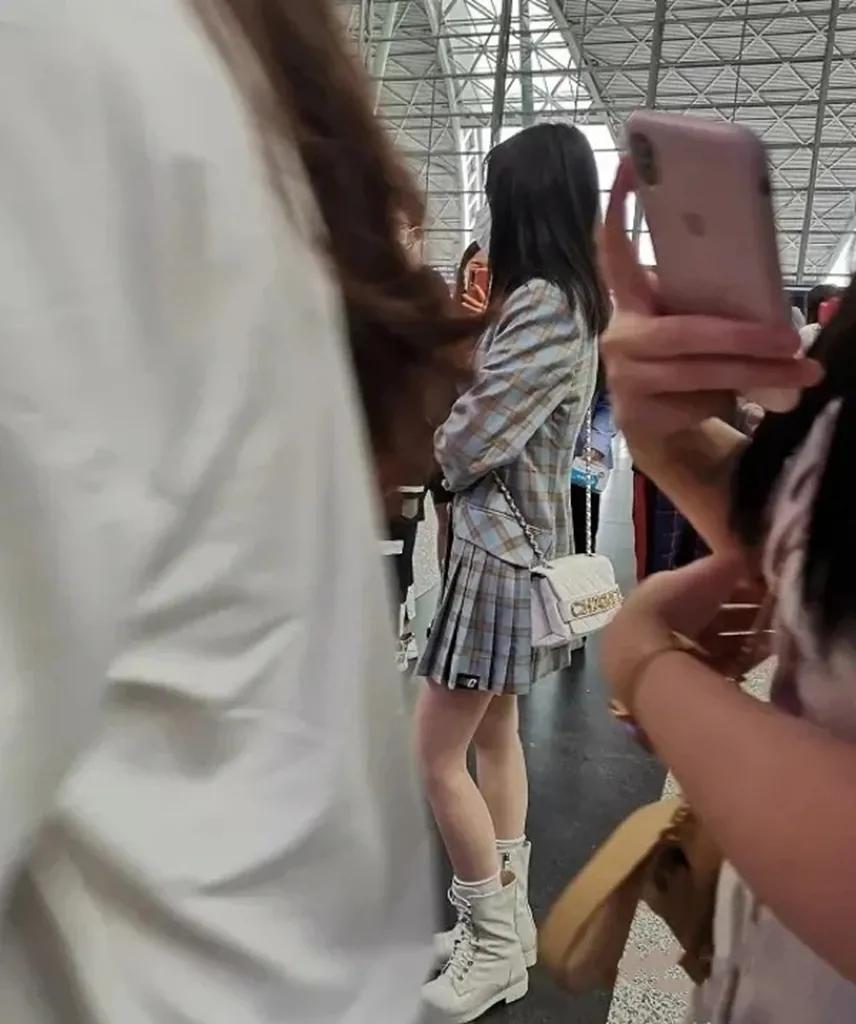 鞠婧祎路人视角
