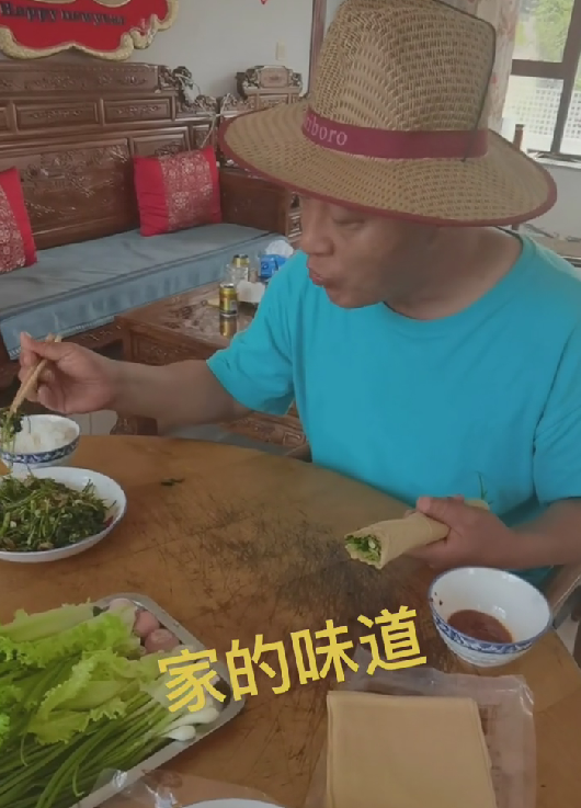 跟着赵本山赚不到钱？刘小光晒午饭：煎饼卷小葱，居住环境简陋