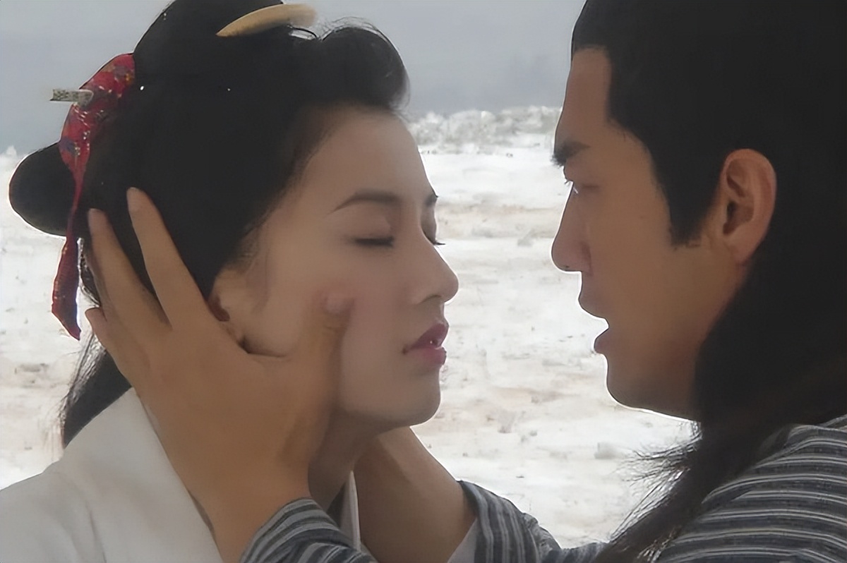 毕竟大家最喜欢的海棠也是死于段天涯的妻子柳生飘絮之手,高圆圆饰演