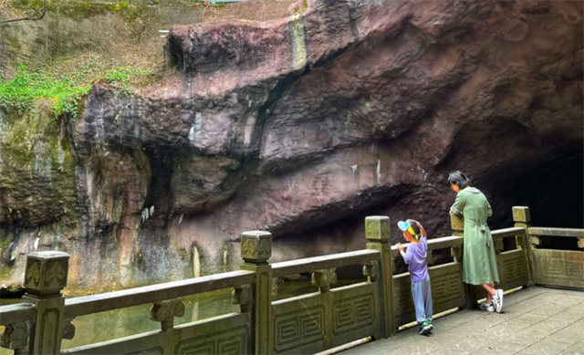 1992年浙江村民抽干水潭，发现千年宫殿，已成为4A级旅游风景区