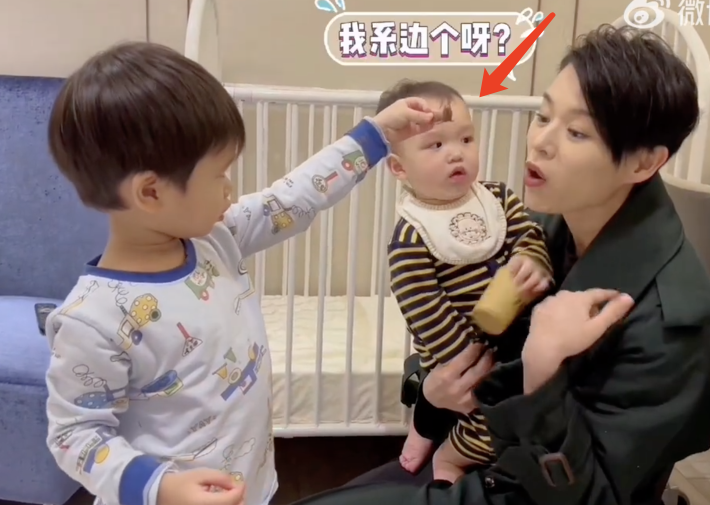 胡杏儿晒剪短发vlog，被长子次子夸漂亮，1岁幼子盯着妈妈萌态足