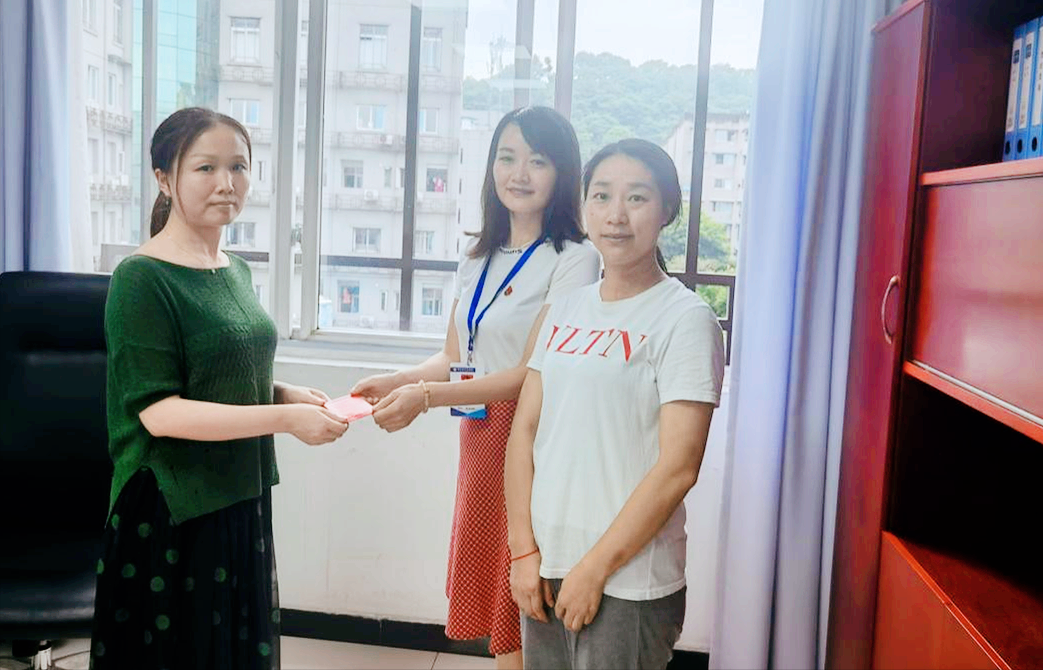 犍为县中医医院：“七一”慰问党员，传递关心关爱