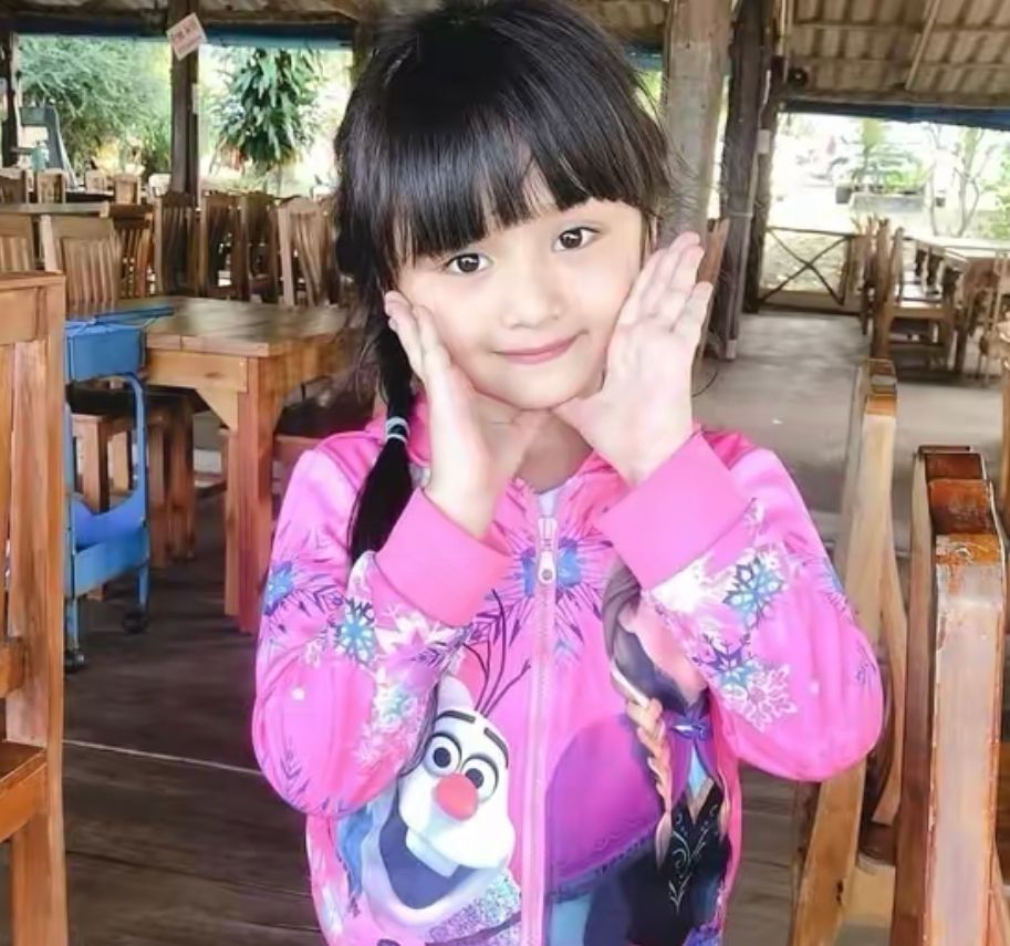 泰国6岁小女孩走t台选美!获得冠军拿奖杯很淡定,神似杨幂赵丽颖