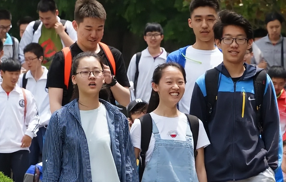 高考满分作文《酒》，全篇没有一个“酒”字，却能令人沉醉其中