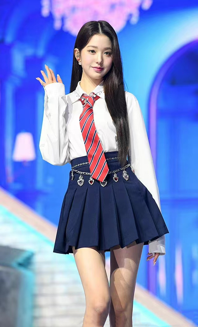 17岁的张员瑛时尚感不输其他人,穿jk制服好知性,大长腿也挺迷人
