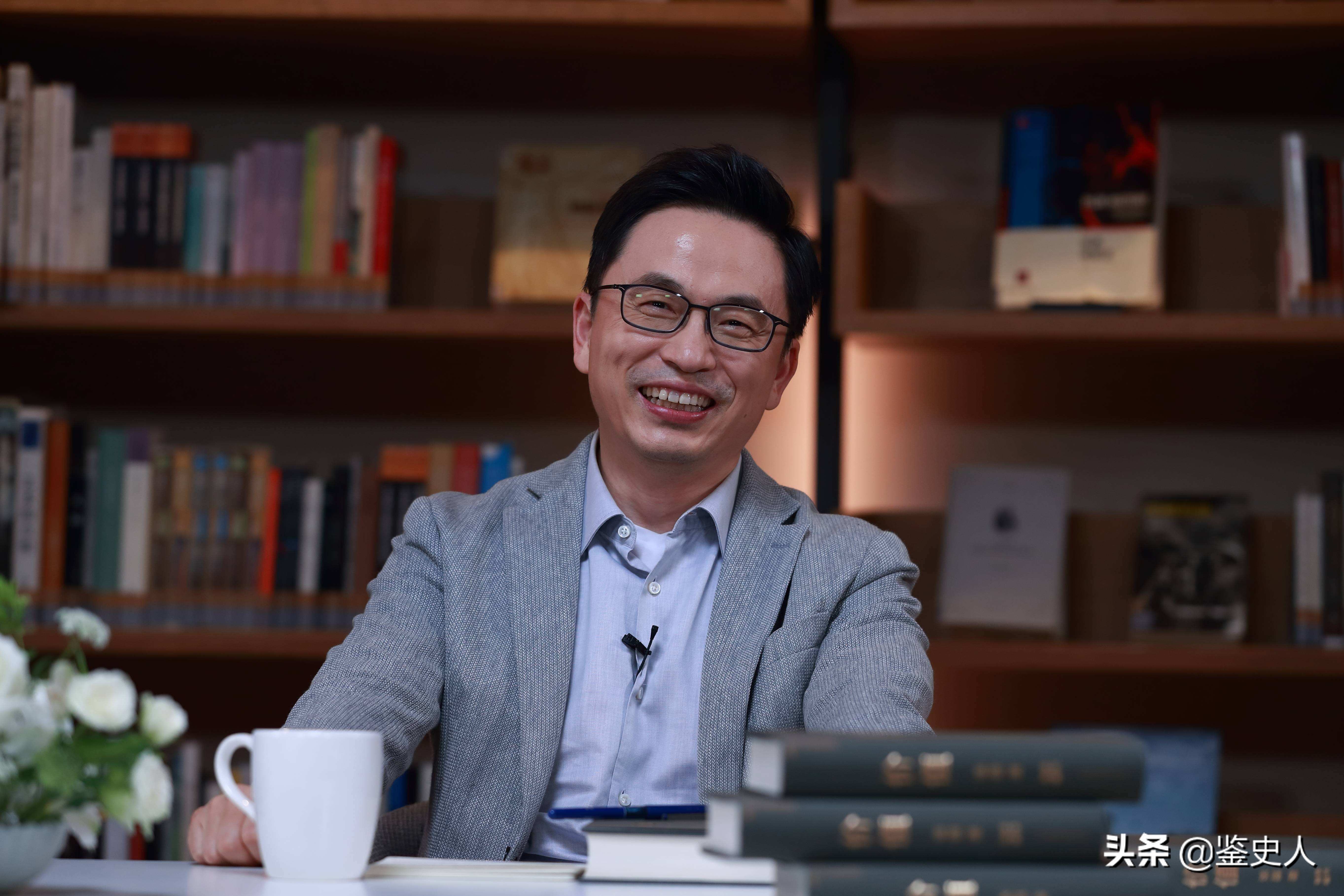 河南小伙，草根出身，如今掌管5000亿财富，曾帮过刘强东和马化腾