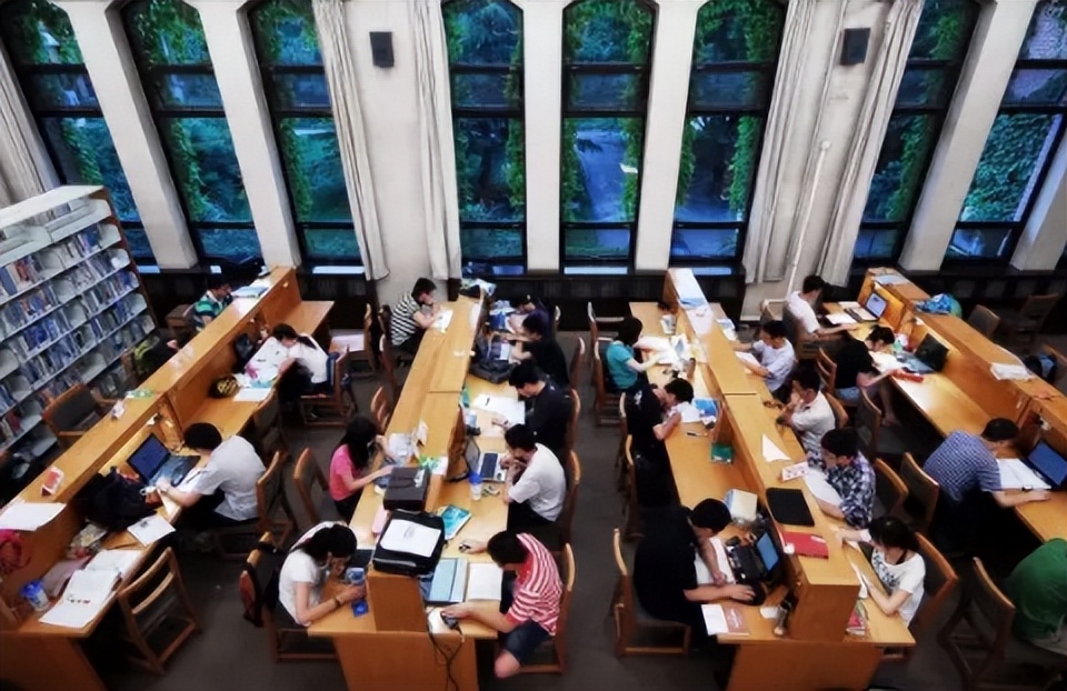 ​清华大学清一色的“苹果电脑”，引起众人嘲讽，网友评论值得深思