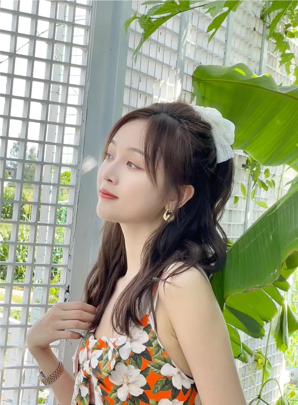 明媚阳光下，吴宣仪身穿小吊带裙，光芒万丈迷人眼呀