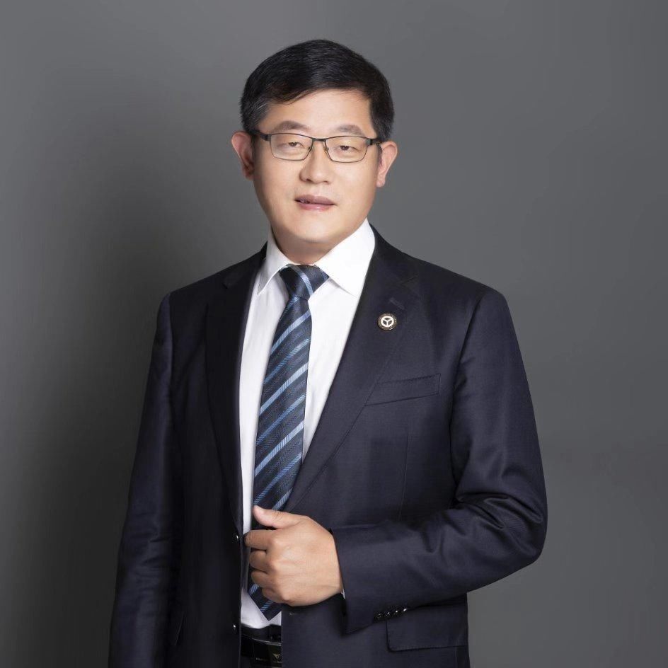 一个“出圈”的律政精英——读《平凡之路》