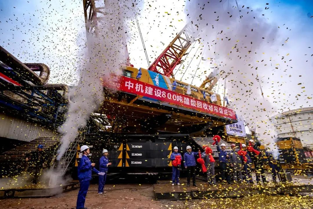 徐工2000吨级履带吊吊装！800吨醋酸回收塔就位