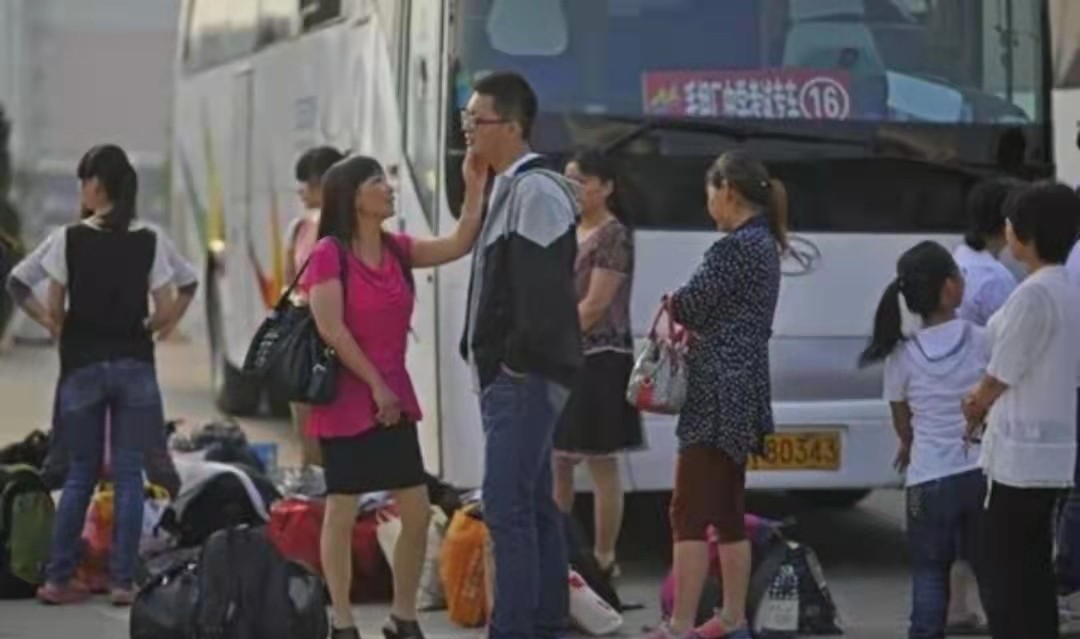 “高考工厂”毛坦厂万象：有人开保时捷来租房陪读，神树祭拜被禁