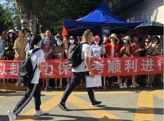 为什么高考要用“2B铅笔”涂卡？看到电脑阅卷的样子，就明白了