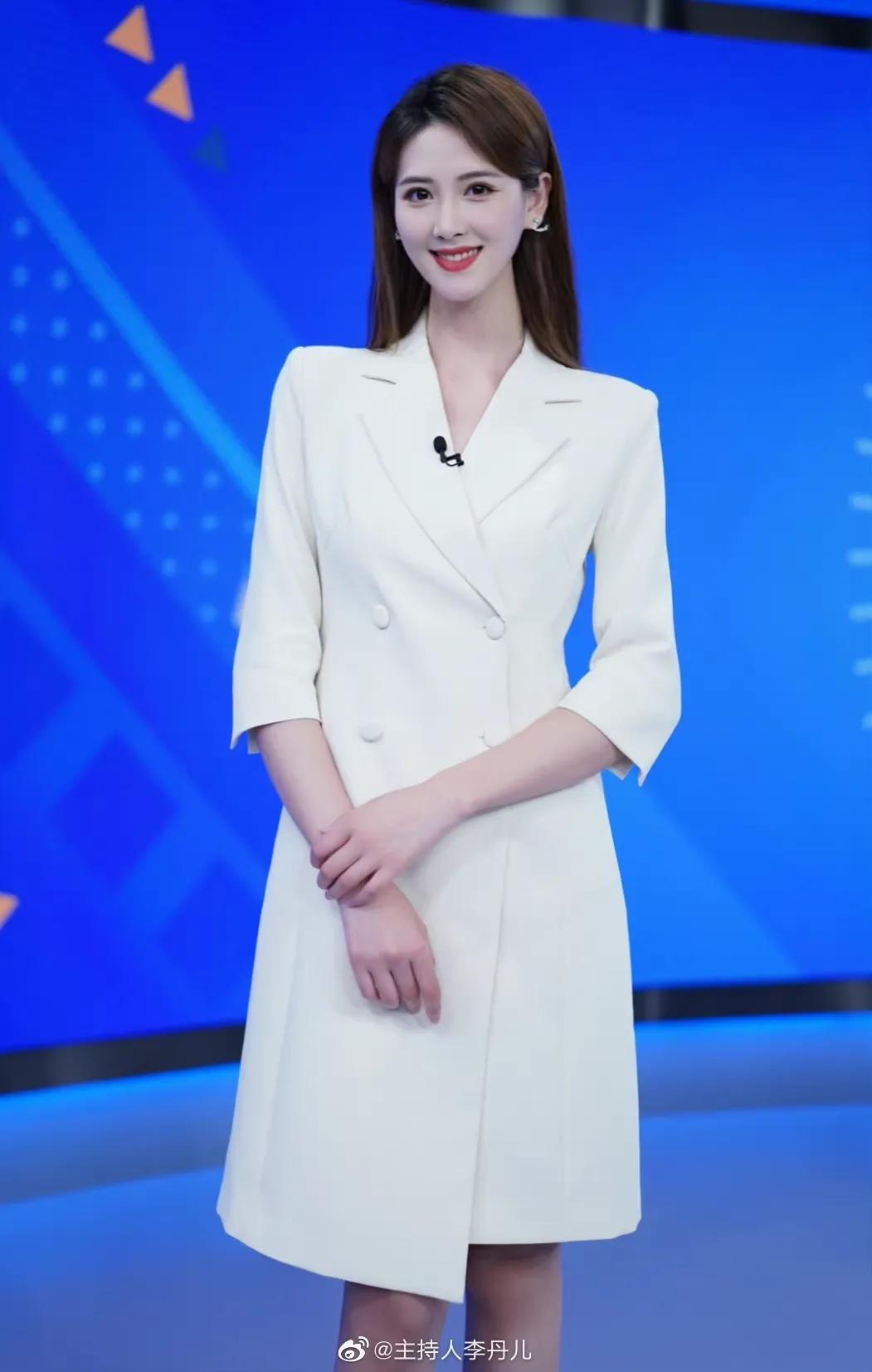 中国电影报道主持人李丹儿，生活与工作美照，颜值不输明星