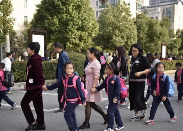 下发通知，辽宁多地的开学时间“确定延后”，在天数上有不同