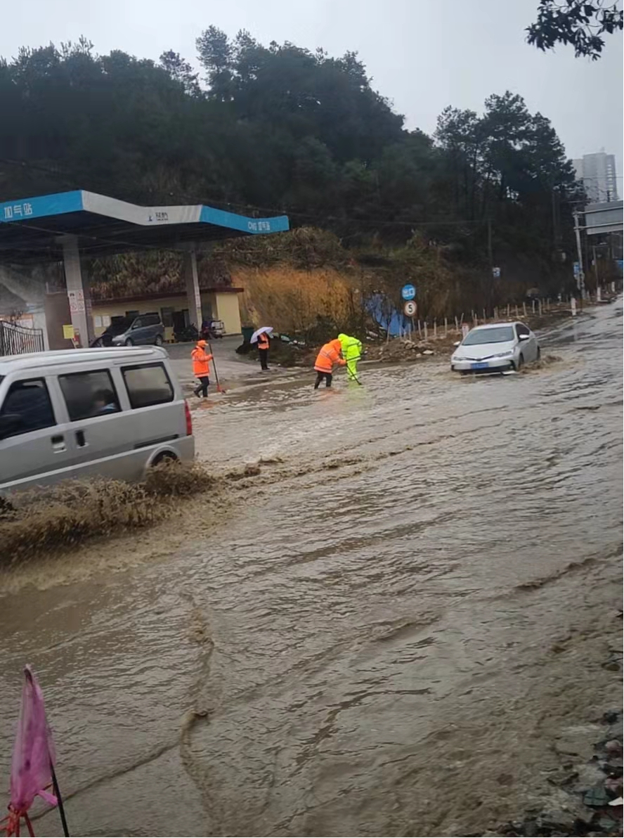 洞口县公路建设养护中心全力做好雨雪冰冻天气道路保畅工作