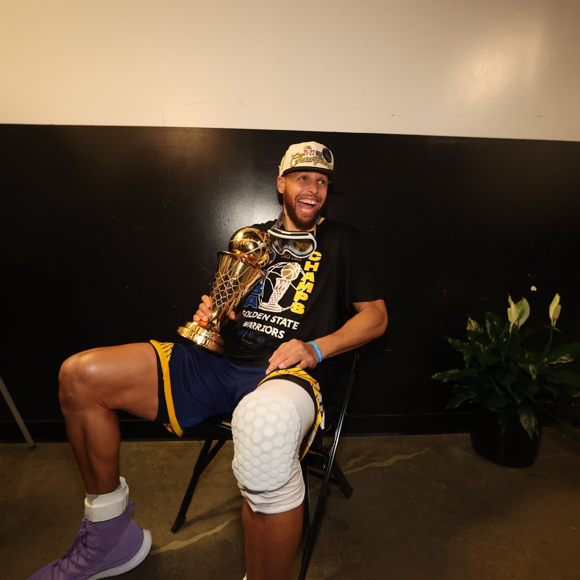 勇士队或将前往日本（勇士全队登机去日本！库里讲话高呼宝贝，汤神霸气，韩国男团助威）