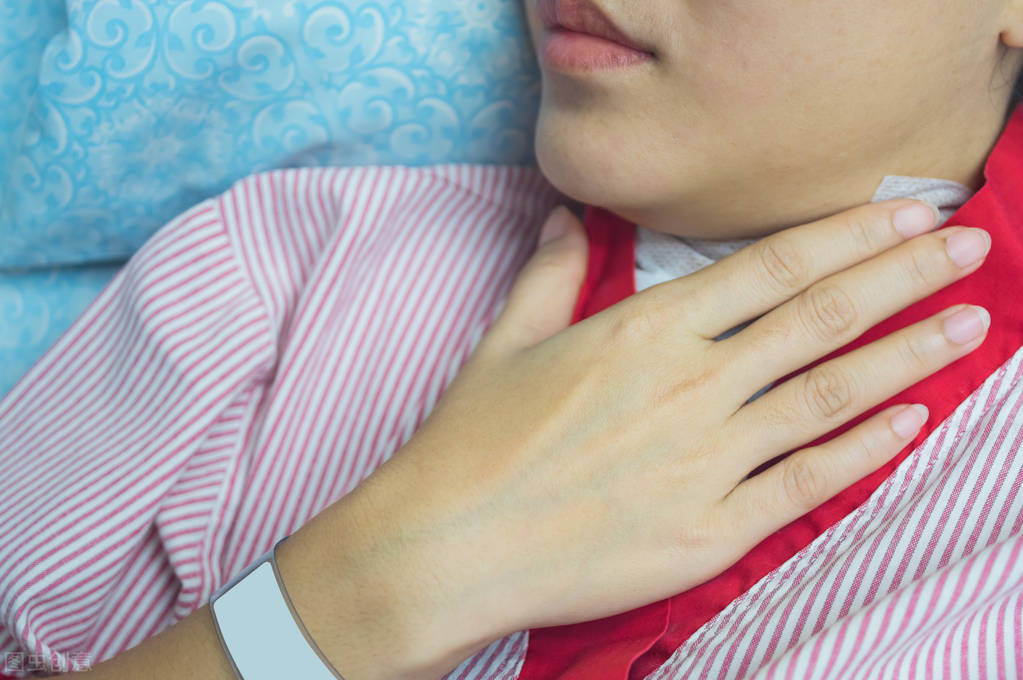 德甲状腺泊这有什么感觉（甲状腺癌“增速”排第一？识别甲状腺癌的6个症状！提高警惕）