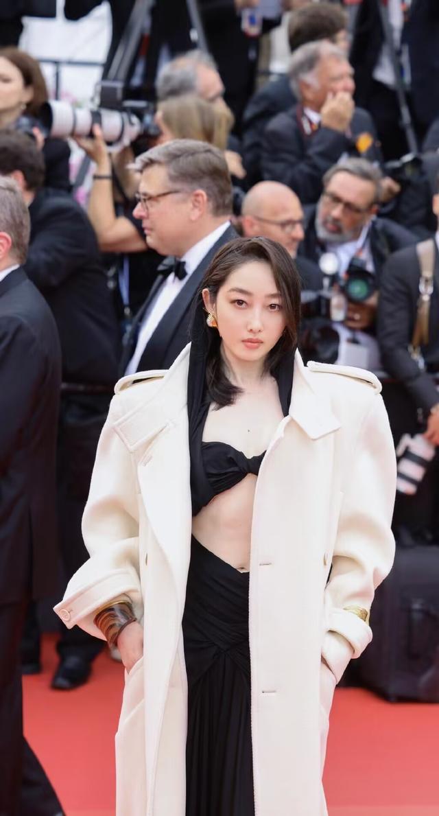 在工作室发布的照片评论之下存在着大量侮辱性词汇.